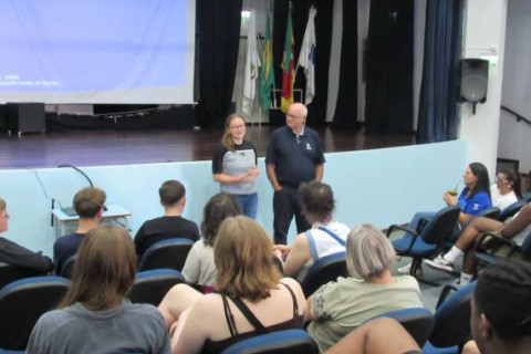 Intercâmbio Brasil-Alemanha promove diálogo com estudantes no CFJL e visita ao campus da FAHOR