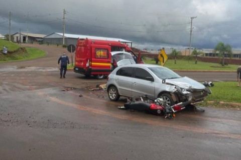 Acidente entre carro e moto deixa dois feridos no trevo de acesso a Tuparendi