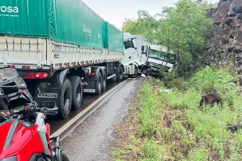Caminhão baú e carreta colidem frontalmente na RSC-472 em Três Passos