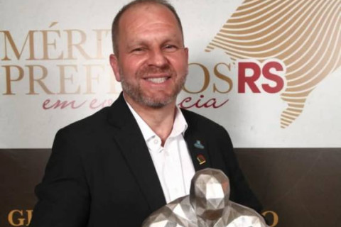 Prefeito de Boa Vista do Buricá é homenageado com Troféu Mérito Prefeitos do RS 2025